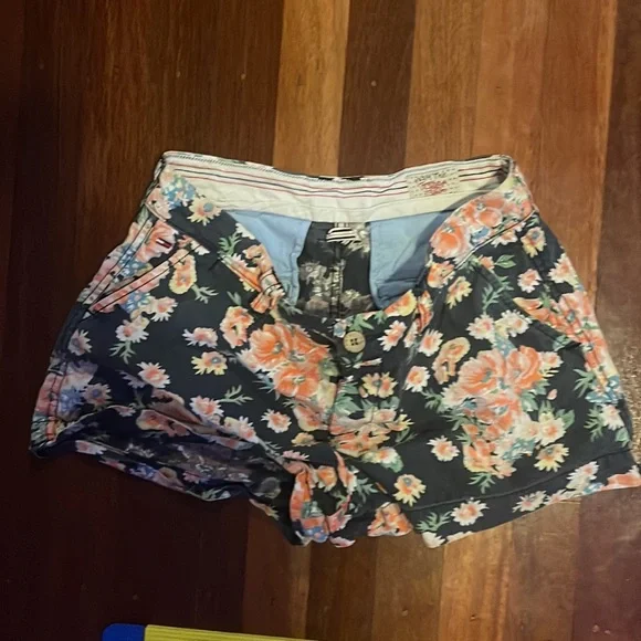 Tommy Hilfiger size W/30 floral shorts - Picture 2 of 3